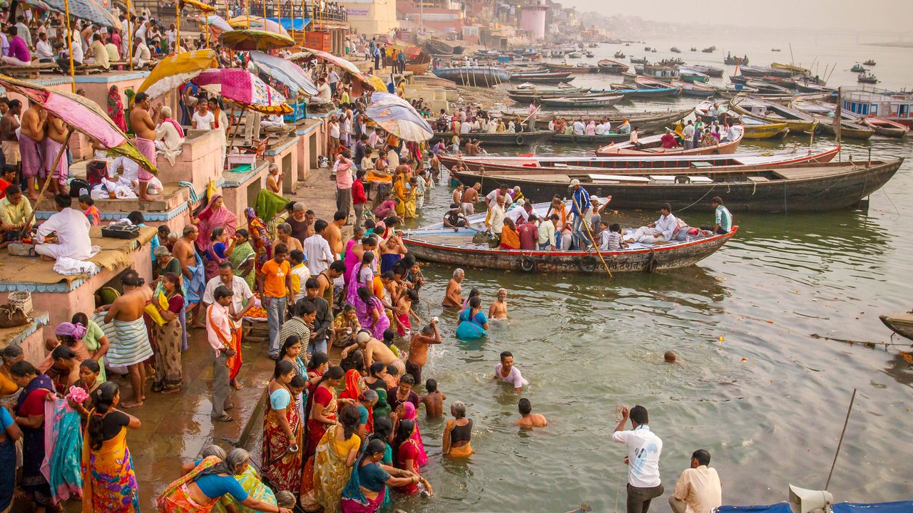 Varanasi: Ganj Nehri kıyısında yer alan ve ölü yakma geleneği ile ünlü kent