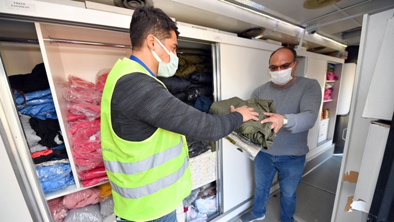 Giyim Otobüsü yollarda: Giysi desteği İzmir köylerine ulaşıyor