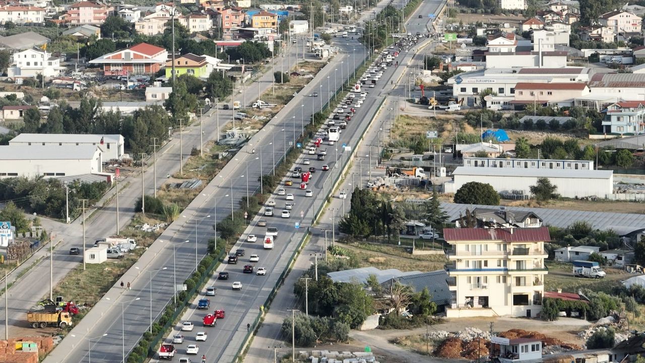 Fethiye'de Cumhuriyet konvoyu renkli görüntüler oluşturdu