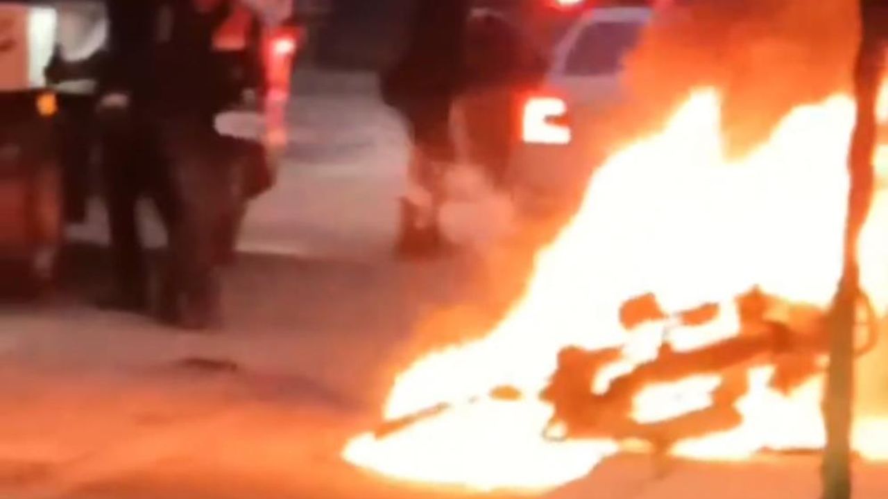 Polisin durdurduğu motosiklet alev alev yandı!