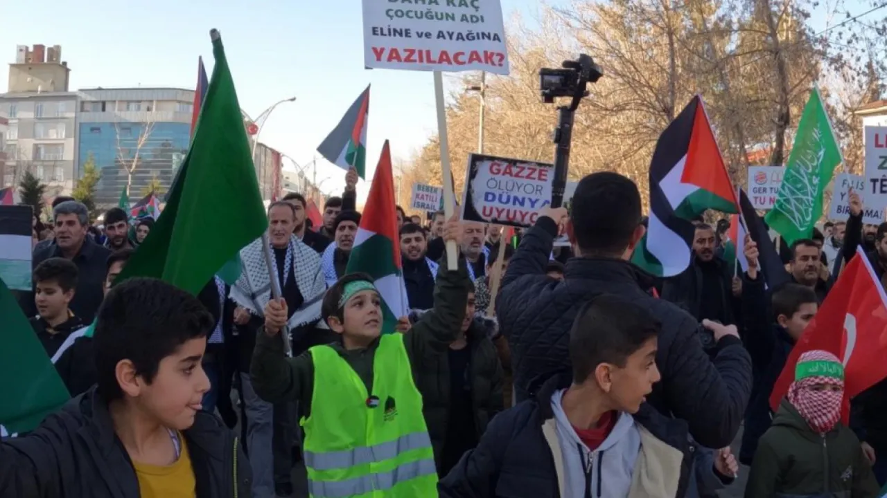 Van'da ‘Filistin'e özgürlük İsrail’e lanet’ yürüyüşü düzenlendi