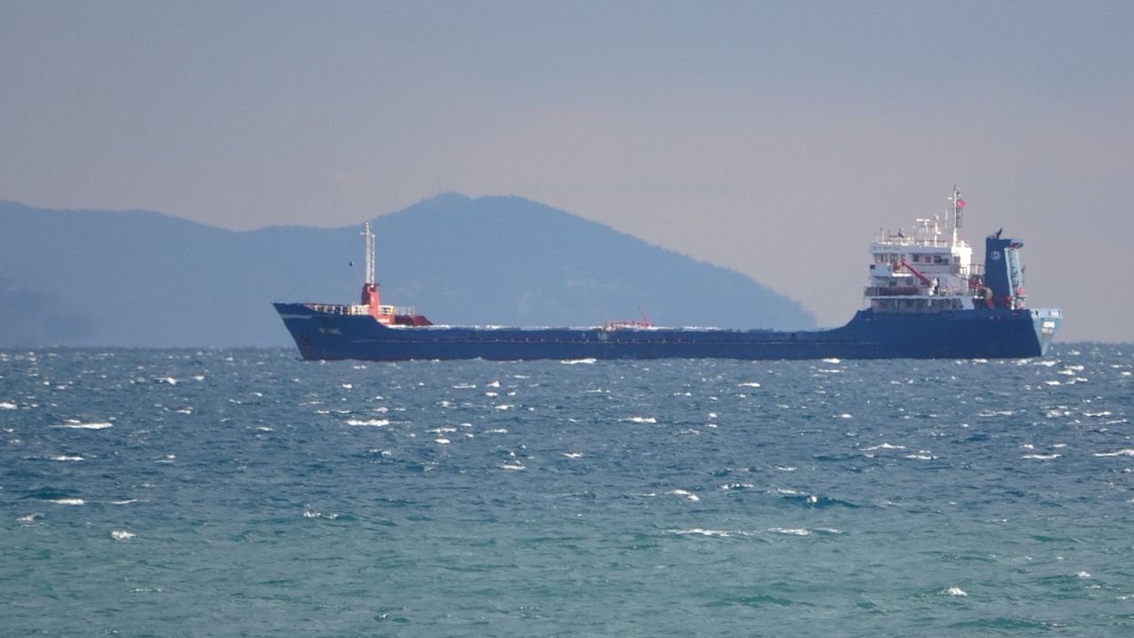 Hava muhalefeti Antalya'yı ziyaret etti: Yük gemisi Alanya açıklarına demirledi