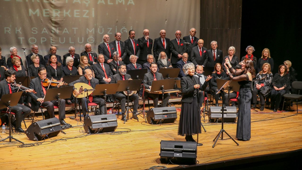 Karşıyaka'da yaş almış bireylerin konseri beğeni topladı