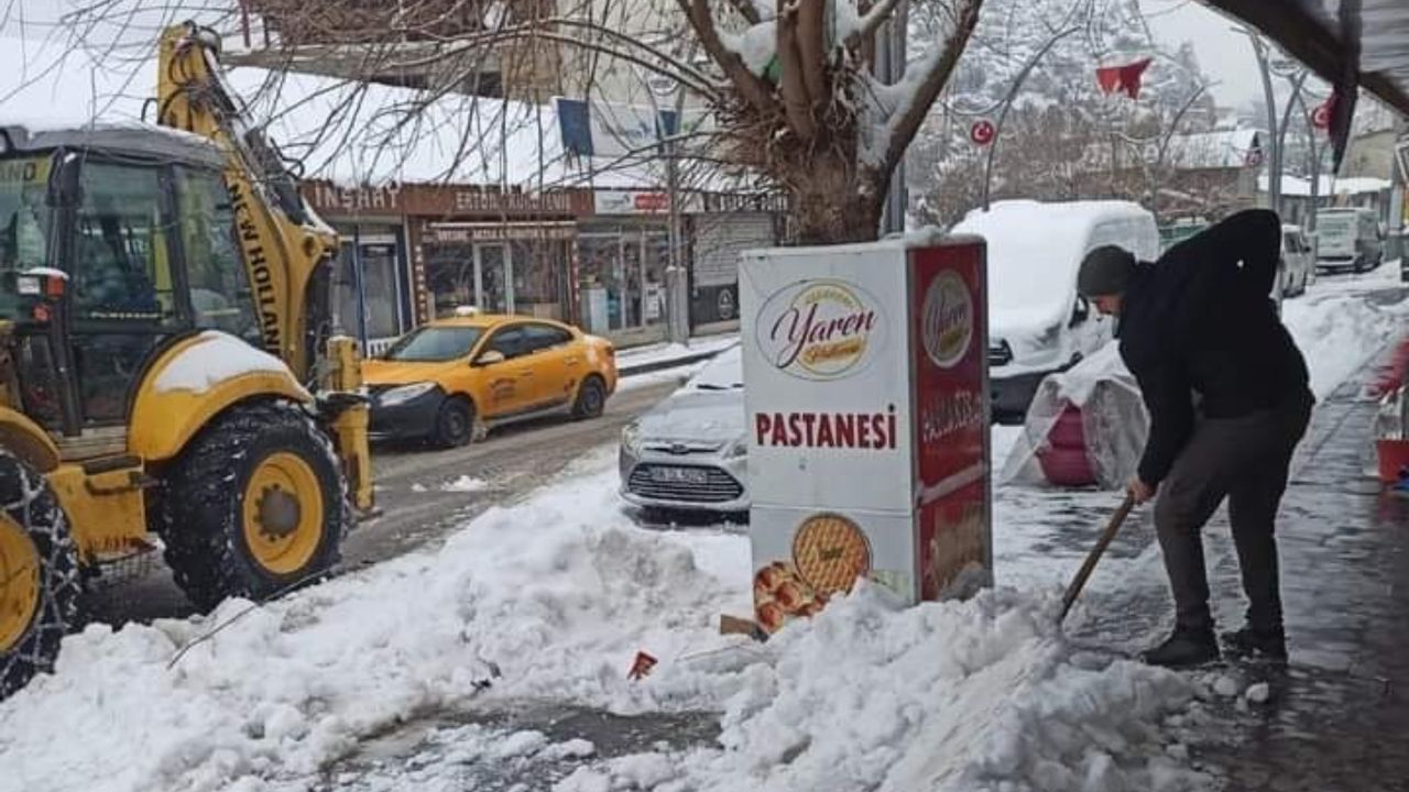 Hakkari, Çukurca Belediyesi karla mücadelede seferber oldu
