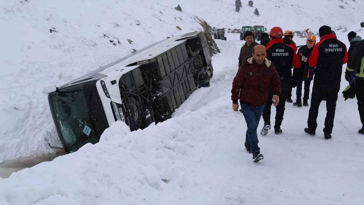 Sivas'ta cenaze yakınlarını taşıyan otobüs devrildi: 20 yaralı