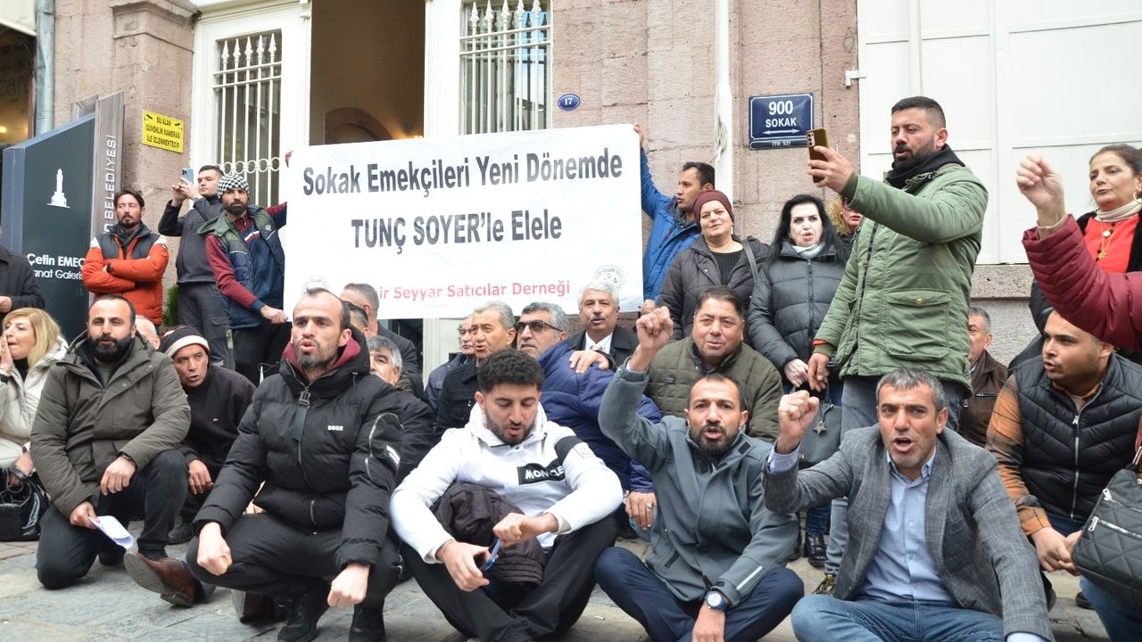 İzmir'de Tunç Soyer için oturma eylemi! 'Soyer aday olmazsa sandığa gitmeyeceğiz'