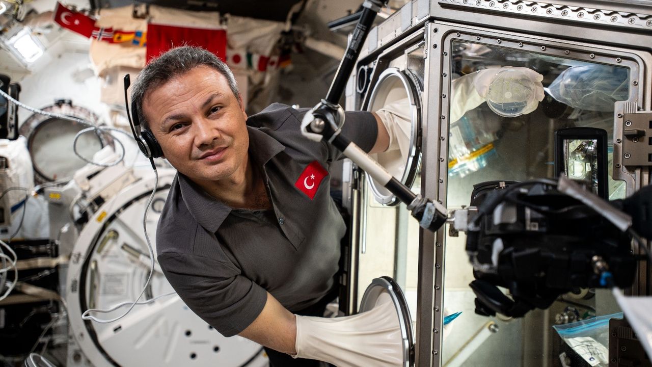 Ege Üniversitesi'nden uzaya yolculuk: Alper Gezeravcı, deney görsellerini her gün Egeli ekip ile paylaştı