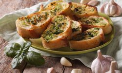 Sarımsaklı Ekmek: Mezelerin En Lezzetli Dostu - Sarımsaklı Ekmek nasıl yapılır?