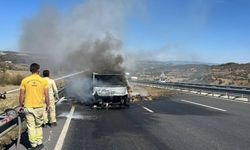 Uşak-İzmir karayolunda saman yüklü kamyonet alev alev yandı