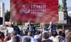 Uluslararası İzmir Edebiyat Festivali'nde coşku dolu anlar
