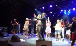 Dany Brillant Çeşme Festivali’nde seyircilerle dans etti