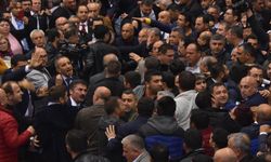 CHP İzmir İl Kongresi'nde yumruklar konuştu: Soyer ve Aslanoğlu'nun üstüne yürüdüler