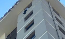İzmir'de işten atılan belediye işçisi kendini 5. kattan aşağı atmaya çalıştı! Başkan ikna etti...