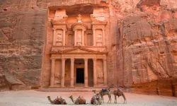 Gül kırmızısı şehir Petra: Dünyanın Yedi Harikası'ndan biri