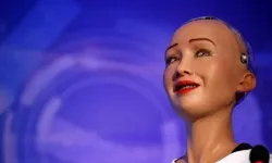 Sophia’nın cevaplarının ardından yapay zekaya sorduk: Robotlar ve insanlar arasındaki ilişki gelecekte nasıl olacak?
