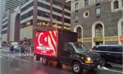 ABD'de Türk bayraklarıyla donatılmış dijital ilan kamyonları dolaştırıldı