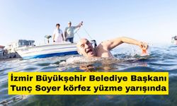 İzmir Büyükşehir Belediye Başkanı Tunç Soyer körfez yüzme yarışında