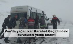 Van'da yağan kar Karabet Geçidi'ndeki sürücüleri yolda bıraktı