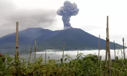 Endonezya'da yanardağ patlaması: 11 dağcı hayatını kaybetti