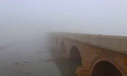 Osmancık'ın tarihi kale ve köprüsü sise teslim oldu