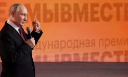 Putin, büyükelçilere 22 metre mesafeden seslendi