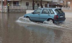 Burhaniye'de sel felaketi: Karınca deresi taştı, köy yolları zarar gördü