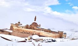 Beyaz örtüyle kaplanan İshak Paşa Sarayı: Ağrı'da bir kış masalı