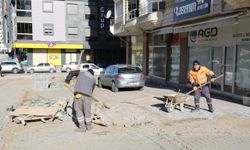 Edremit'te bozulan yolların onarımı devam ediyor