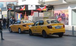 “İzmir'de müşteriyi taksiciler değil kaçak değnekçiler seçiyor”