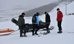 Van'da motorize sağlık ekibi kayakseverlerin yardımına yetişiyor