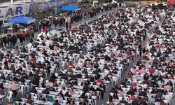 Aydın Büyükşehir tarafından 7 ilçe ve 9 ayrı noktada 18 bin kişiye iftar yemeği verildi