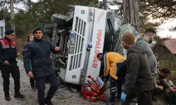 Bolu'da tatilcileri taşıyan minibüs devrildi: 14 yaralı