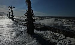 Karadeniz’de şiddetli fırtına: Dev dalgalar sahilleri dövdü