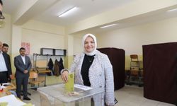 AK Parti Genel Merkez Kadın Kolları Başkanı Ayşe Keşir oyunu kullandı