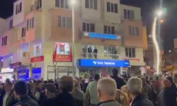 Denizli'de seçim kutlamaları sırasında parti binasının balkonu çöktü