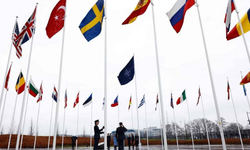 İsveç'in bayrağı NATO'daki yerini aldı