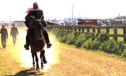 CHP Ödemiş adayı Turan at sırtında yarışseverleri selamladı