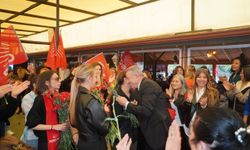 Günay, 8 Mart'ı kadınlara karanfil dağıtarak kutladı