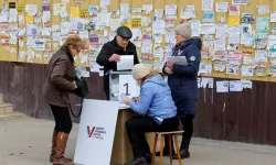 Rusya seçimlerinde şok gelişme: Sandıklara boya döküldü, saldırı düzenlendi!