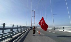 Şehitler için yürüyüş: Gazi torunu, Türk bayrağıyla Çanakkale Köprüsü'nü geçti
