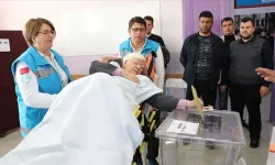 Van’daki hastalar sedye üzerinde oy kullanmaya kullandı