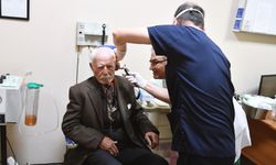 Başkan Tugay harekete geçti, duyma sorunu yaşayan 86 yaşındaki adam tedavi edildi