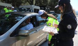 Manisa-İzmir karayolunda polislerden yolculara şeker ve kolonya
