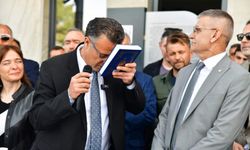 CHP belediye başkanı ikinci dönemine de Kur'an-ı Kerim'i öperek başladı
