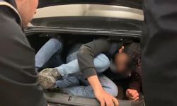 Kaçak göçmenler otomobilin bagajından çıktı!