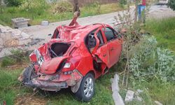 Korkunç kaza! Kontrolden çıkan otomobil evin avlusuna uçtu: 2 ağır yaralı