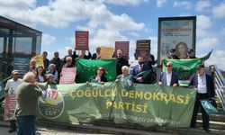Türkiye'de konser verecek olan Kızılordu Korosu'na protesto