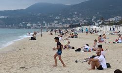 Alanya'da bayram coşkusu plajlarda! Vatandaşlar rahatlamanın tadını çıkarıyor!