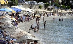 Tatilciler Bodrum'da plajı tıka basa doldurdu
