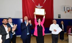 Karabağlar’ın ilk kadın belediye başkanı mazbatasını aldı